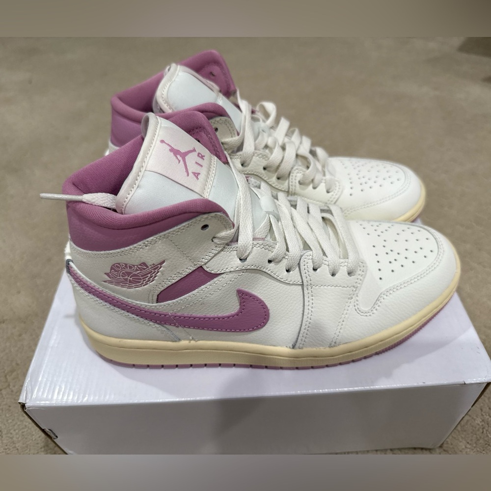 Nike Women's Sneakers in White and Purple